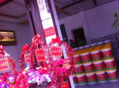 賀喜羅城梁總形象店開(kāi)業(yè)！梁總是歐耐克防水的老客戶，一直是河池宜州的代理，在宜州防水市場(chǎng)具有很強(qiáng)的市場(chǎng)影響力。2015年，梁總加大了在防水方面的投入，在羅城開(kāi)了一家新的防水店——?dú)W耐克防水羅城形象店。